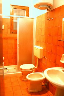 BAGNO FINESTRATO CON CABINA DOCCIA