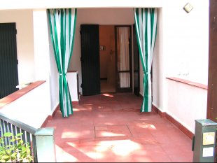 GIARDINO D'INGRESSO CON BARBECUE E PORTICO PRIVATI