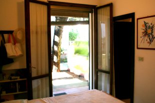 affaccio da camera da letto sul portico del retro